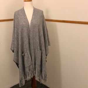 ⭐️NWT Grey/White Full Length Tassel Shawl APT 9